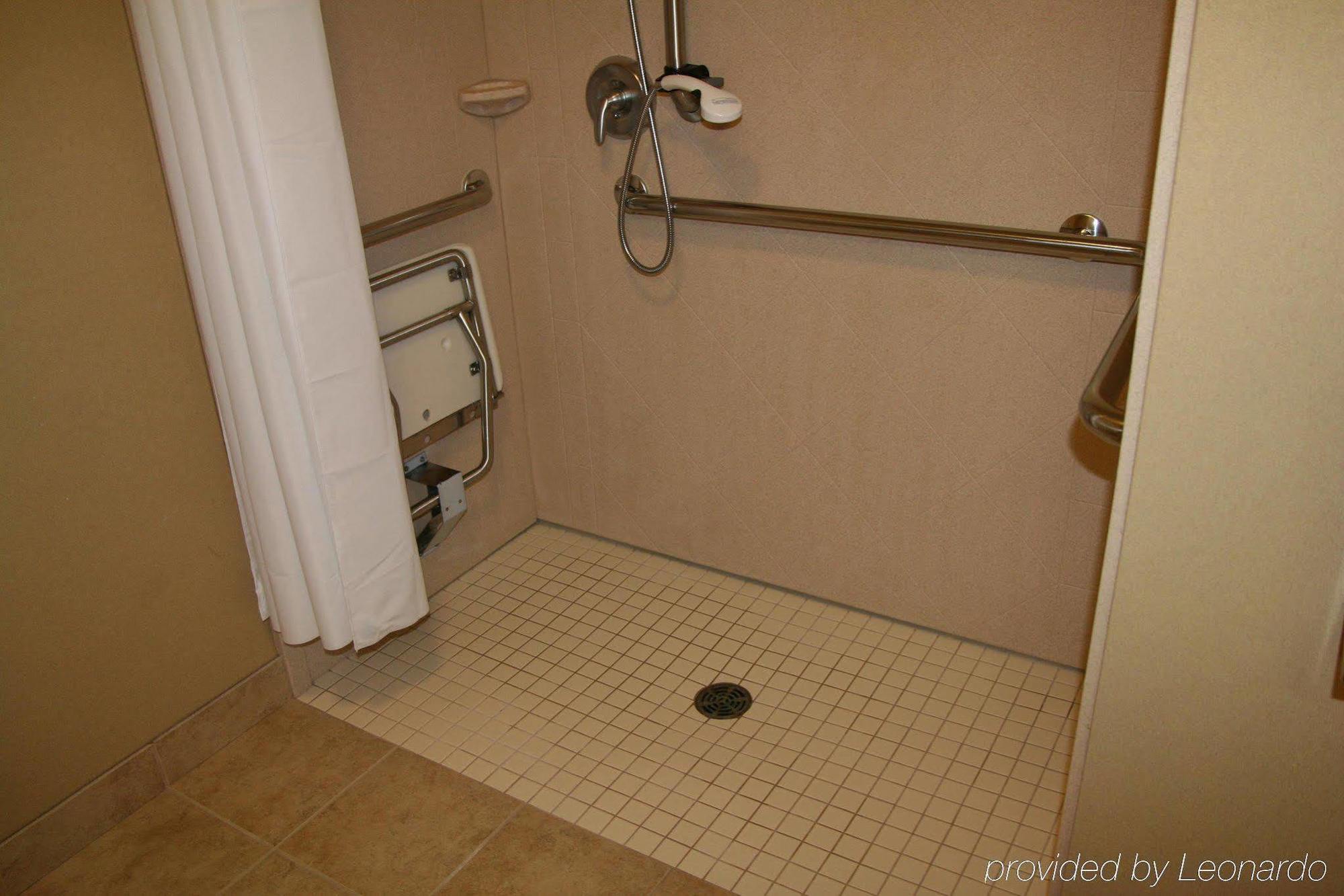 Hampton Inn Fairmont Стая снимка